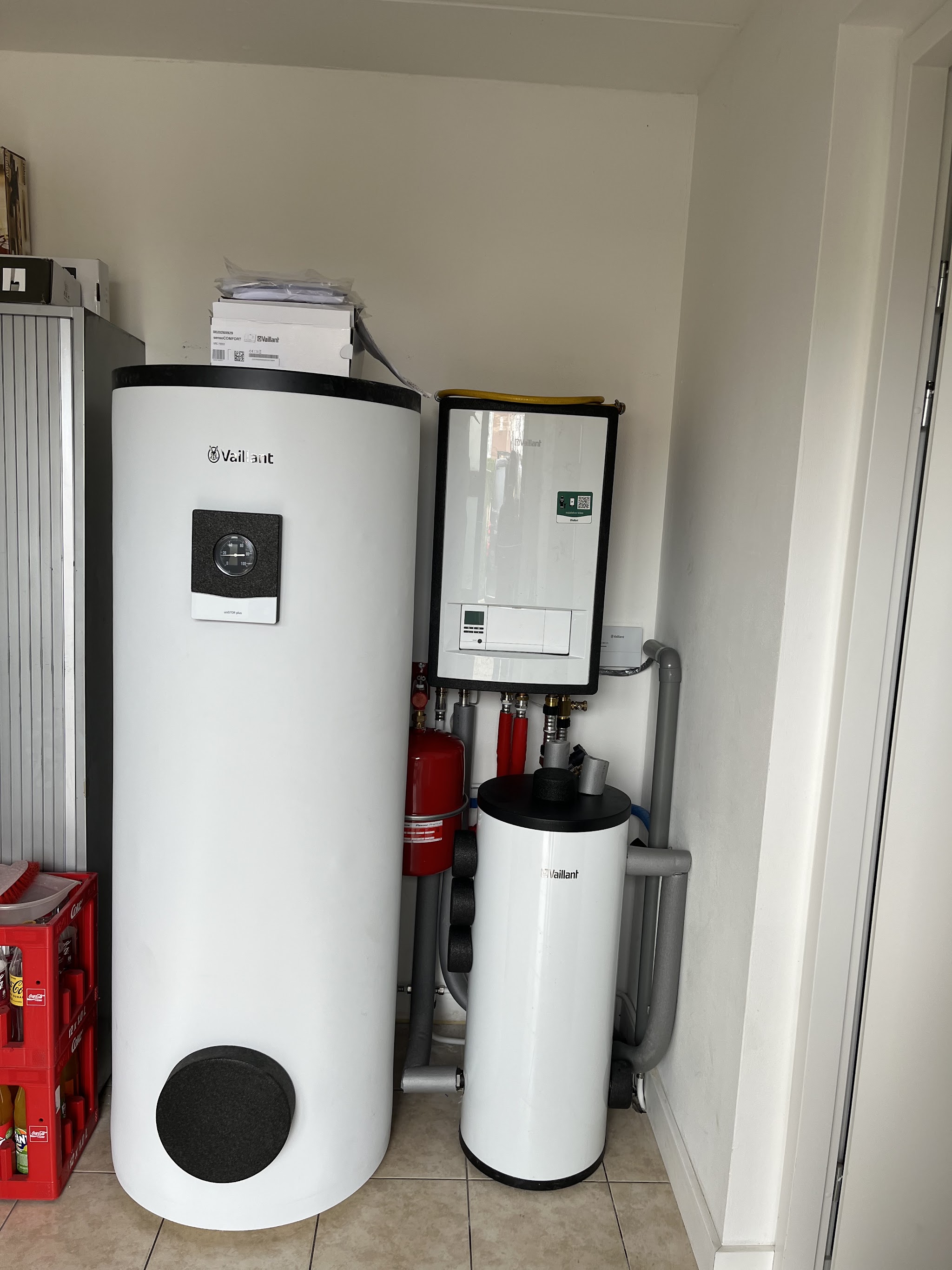 Technische ruimte met een grote warmtepompboiler en een tweede unit